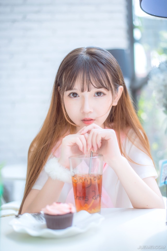 你若爱她，让你的爱像阳光一样包围她，并且给她自由。
